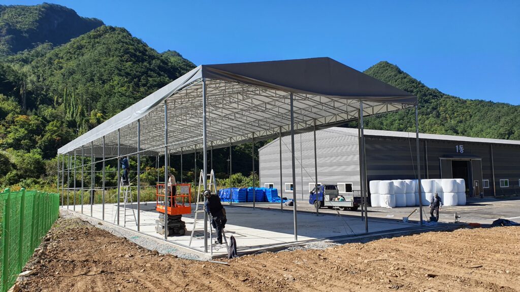 평창 건초 창고 작업 사진 (둘째날 벽면 파이프 작업 사진)