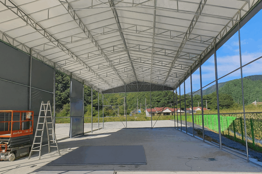 평창 건초 창고 작업 사진 (벽면 씌우는 중.)