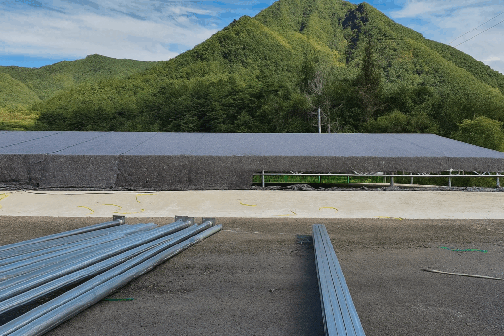 평창 건초 창고 작업 사진 (첫쨰날 보온덮개 올린 사진)