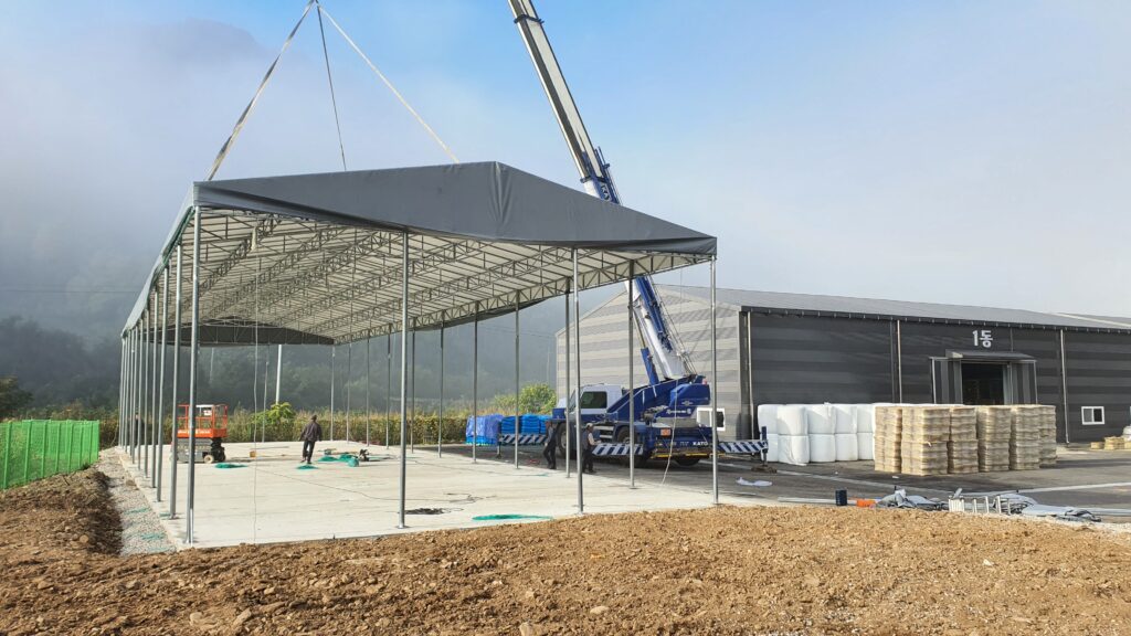 평창 건초 창고 작업 사진 (지붕 인양 후 기둥 작업)