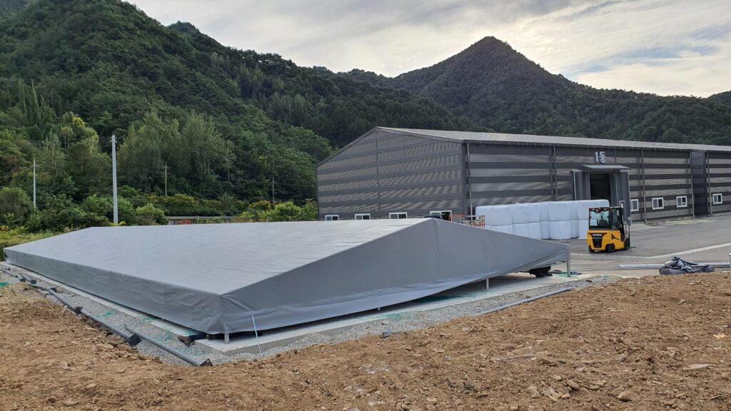 평창 건초 창고 작업 사진 (원단 올리기)